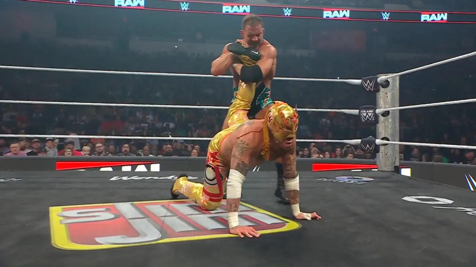 Chad Gable Makes Rey Fenix Submit to Retain Intercontinental Title on WWE Raw