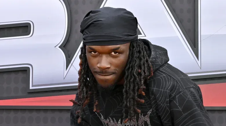 Je'Von Evans in front of a Raw backdrop