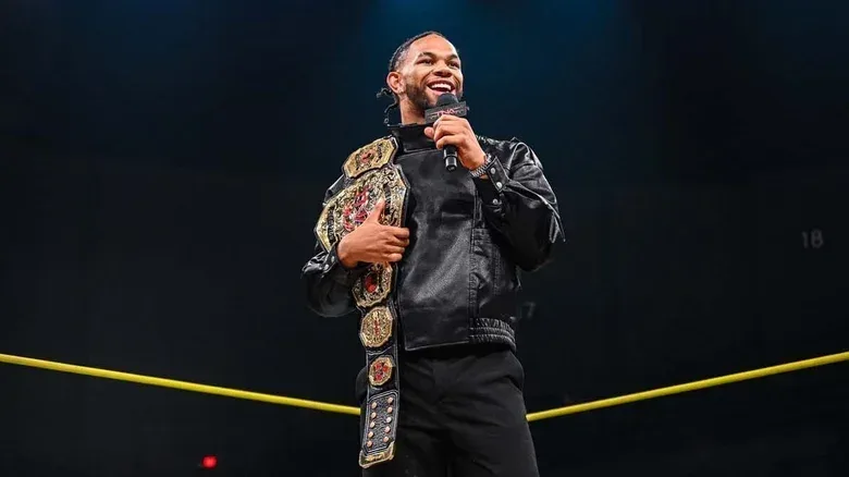 Leon Slater with TNA World Heavyweight Championship on his shoulder