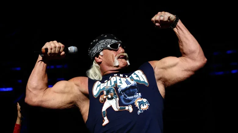Hulk Hogan flexes